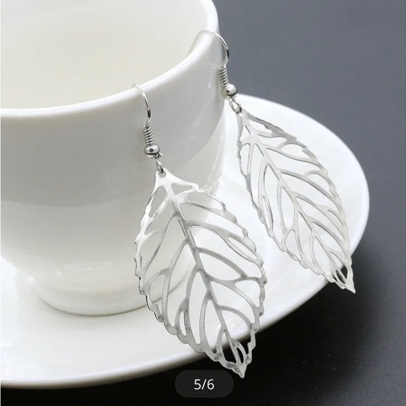 Jewelry - Silver Hollow Cut Leaf Pendant Fashion Earrings